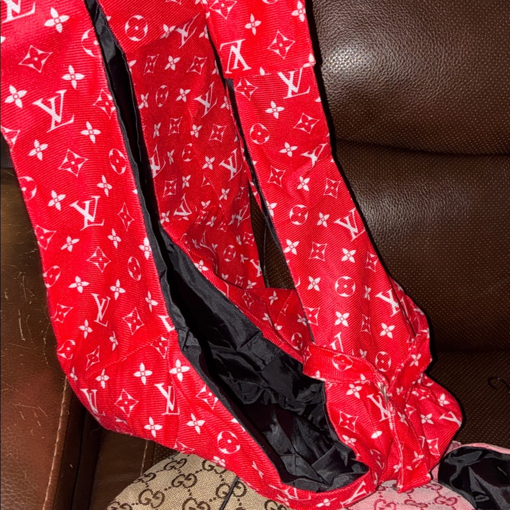 Red Designer style pet Sling Bag with harness connector safety strap - Picture 3 of 5